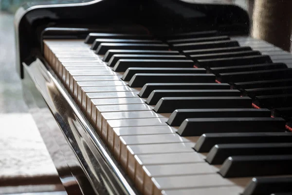 ピアノのキーボードのクローズアップショット — ストック写真