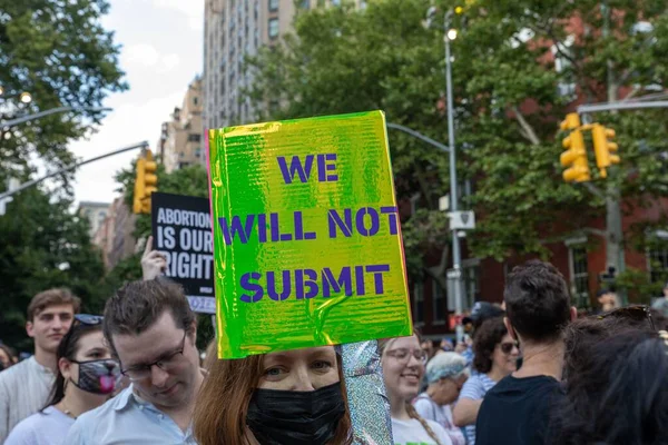 Emberek Tiltakoznak New Yorkban Miután Legfelsőbb Bíróság Megdöntötte Roe Kontra — Stock Fotó