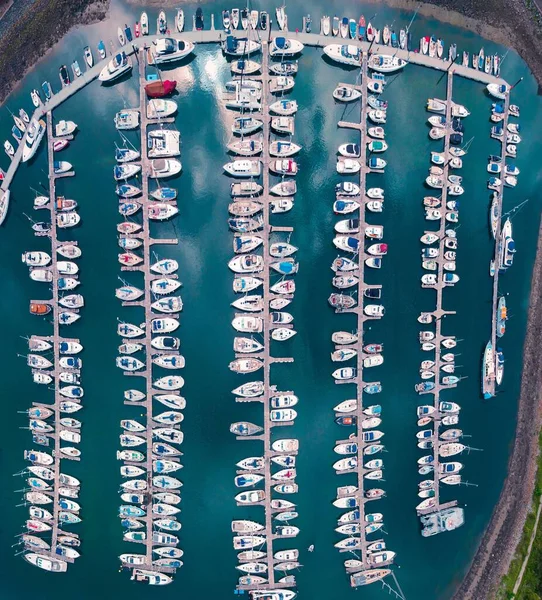 Limandaki Demirlemiş Tekne Yatların Havadan Görüntüsü — Stok fotoğraf