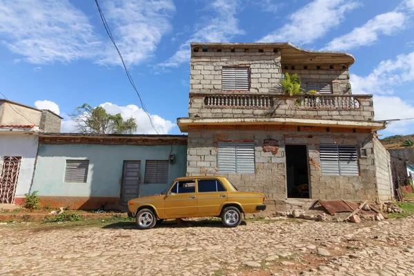 Una Vista Edificio Una Macchina Parcheggiata Una Giornata Sole Trinidad — Foto Stock