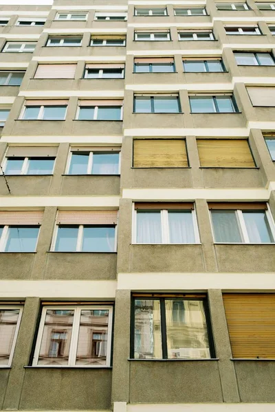 Angolo Basso Verticale Edificio Moderno Budapest Ungheria Con Finestre Rivolte — Foto Stock
