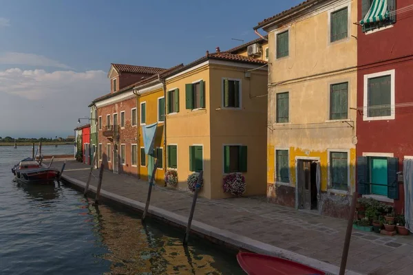 ヴェネツィア イタリアの運河とカラフルな建物の美しい景色 — ストック写真