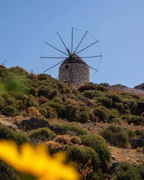 Ein Blick Auf Die Windmühle Auf Dem Hügel — Stockfoto