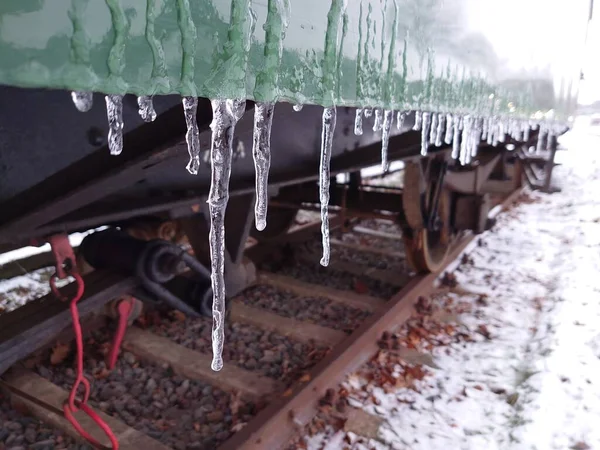 Eine Nahaufnahme Von Eiszapfen Zug Auf Der Rostigen Eisenbahn — Stockfoto