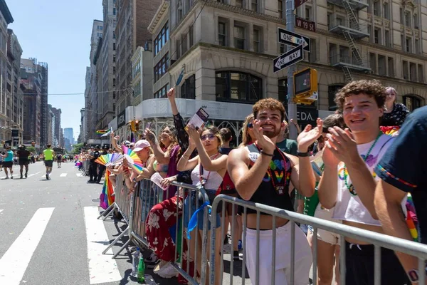 Una Multitud Desfile Del Orgullo Una Mañana Soleada —  Fotos de Stock