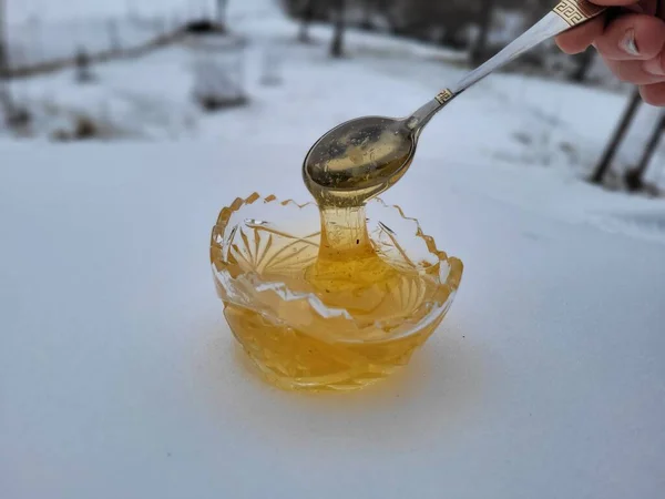 Ένα Κοντινό Πλάνο Ενός Χεριού Που Παίρνει Ένα Κουτάλι Μέλι — Φωτογραφία Αρχείου