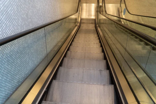 Aufnahme Einer Rolltreppe Die Einem Gebäude Herunterfällt — Stockfoto