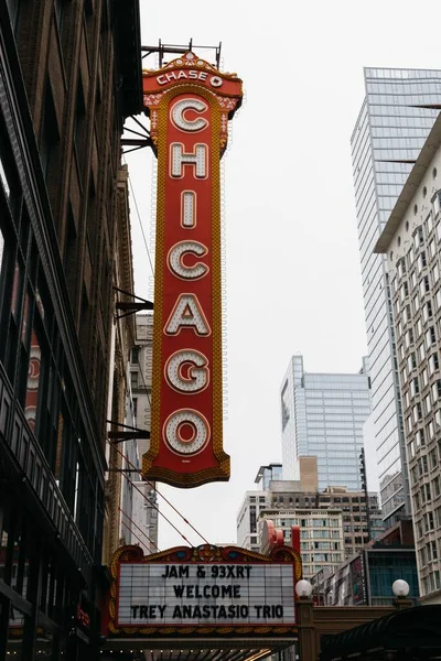 建物の上のシカゴの看板の通りの景色 — ストック写真