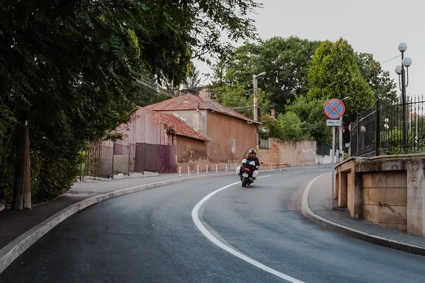 Una Motocicleta Una Calle Ciudad —  Fotos de Stock