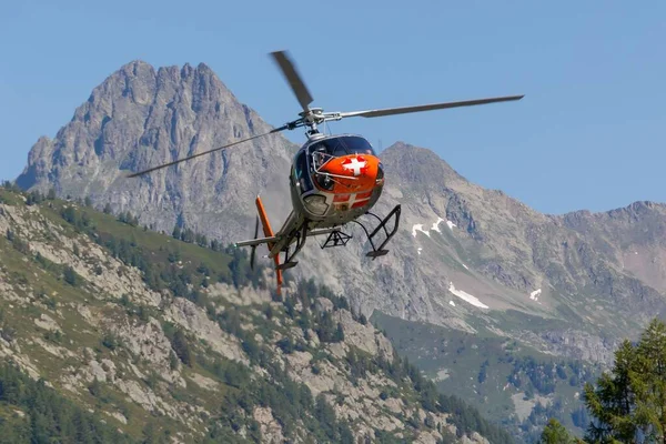 Chamonix Mont Blanc Helicopter Flying Dense Trees Rocky Mountains — Stock Photo, Image