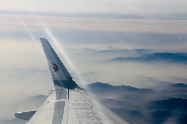 Tiro Lateral Uma Asa Avião China Oriental Com Nuvens Fundo — Fotografia de Stock