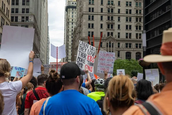 Große Menschenmenge Protestiert Gegen Waffen Fuß Vom Cadman Plaza Brooklyn — Stockfoto