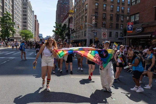 Grote Menigte Van Mensen Vieren Pride Parade Straten Van New — Stockfoto