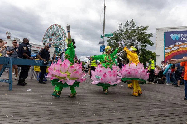 Närbild Människor Lotuskostymer Som Dansar Den Årliga Sjöjungfru Paraden Coney — Stockfoto