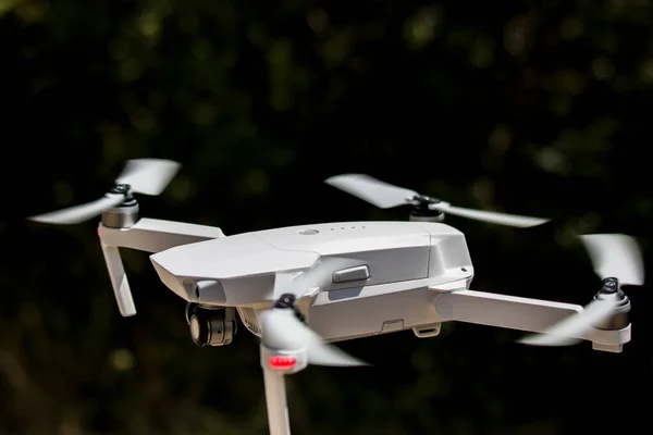 Primer Plano Dron Plástico Blanco Pleno Vuelo Con Fondo Borroso —  Fotos de Stock