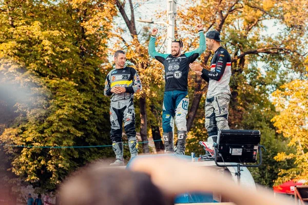 Победители Празднующие Победу Время Red Bull Romaniacs Hard Enduro Rallye — стоковое фото