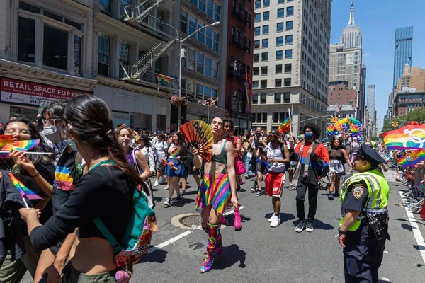 Vrolijke Mensen Wandelen Trotse Parade New York City Juni 2022 — Stockfoto