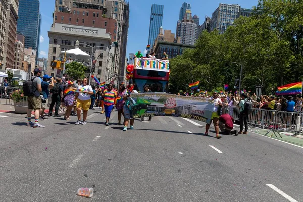在美国纽约市街头庆祝2022年骄傲月游行的人们 — 图库照片