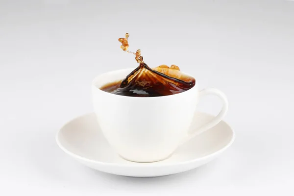 Брызги Кофе Чашки Изолированы Белом Фоне — стоковое фото