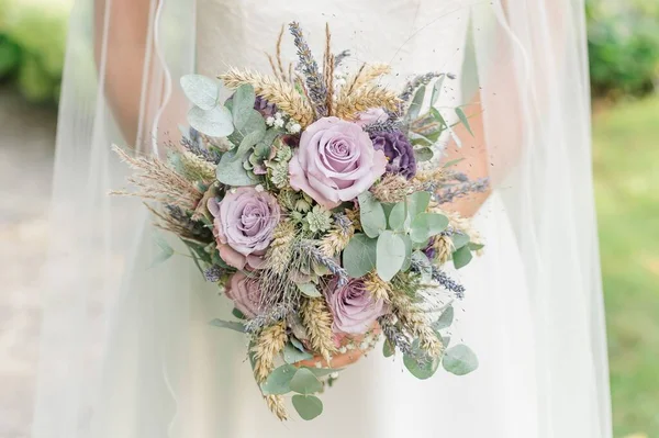 バラと結婚式の花束を保持白いドレスを持つ花嫁のクローズアップ — ストック写真