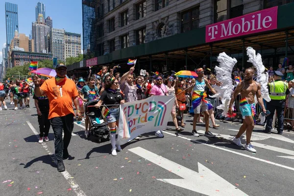 Gente Alegre Caminando Desfile Del Orgullo Ciudad Nueva York Junio —  Fotos de Stock