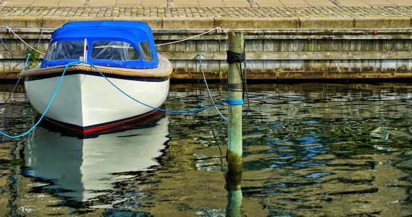 Barco Branco Porto Luz Dia — Fotografia de Stock