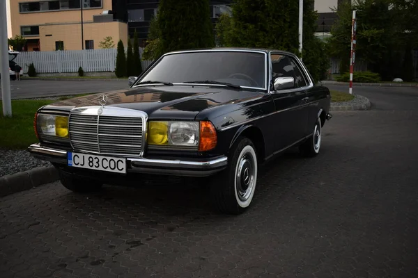 Une Vieille Mercedes Benz Noire Dans Rue Cluj Roumanie — Photo