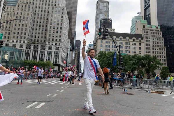 Die Große Menschenmenge Feiert Die Puerto Ricaner Parade 2022 Auf — Stockfoto