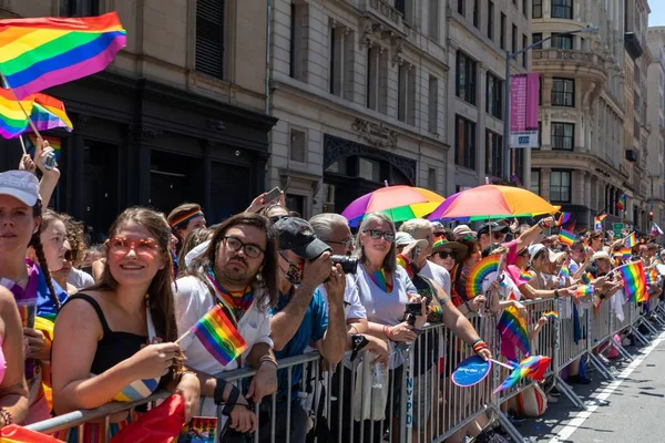 Ihmiset Juhlivat Pride Month Parade 2022 Kaduilla New Yorkissa Yhdysvalloissa — kuvapankkivalokuva