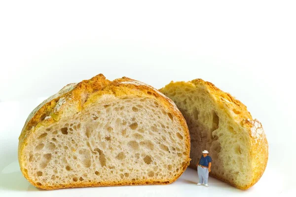 Chleb Pszenny Plasterkach Stojący Obok Korpulentny Człowiek Białe Tło Pojęcie — Zdjęcie stockowe