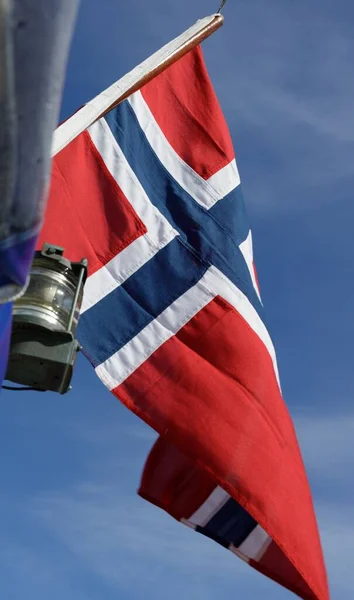 Sallanan Norveç Bayrağının Dikey Yakın Çekimi — Stok fotoğraf