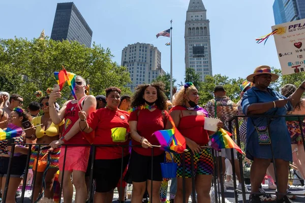 Ludzie Świętujący Paradę Pride Month Parade 2022 Ulicach Nowego Jorku — Zdjęcie stockowe