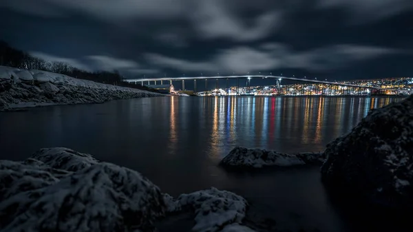 Uma Bela Noite Fotos Uma Ponte Cidade Refletida Água Tromso — Fotografia de Stock