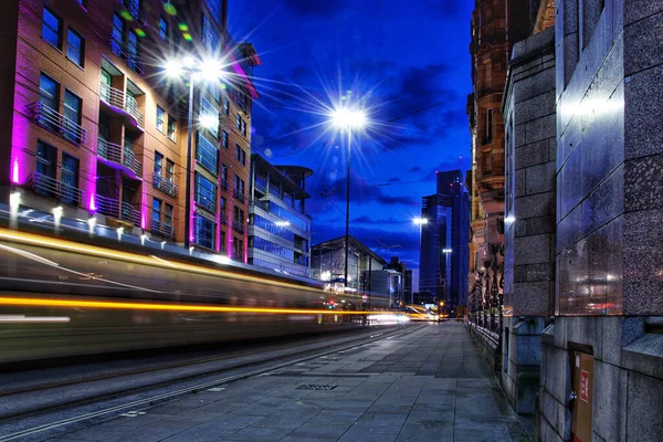 Eine Langzeitbelichtungsaufnahme Von Lichtspuren Aus Einer Fahrenden Straßenbahn Manchester England — Stockfoto