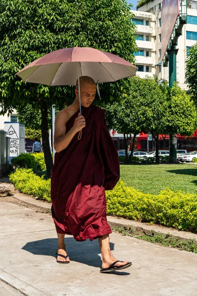 Disparo Vertical Monjes Caminando Por Las Calles Rangún Myanmar — Foto de Stock