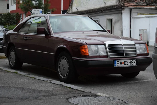 Krásný Záběr Staré Tmavě Červené Auto Zaparkované Ulici Brasově Rumunsko — Stock fotografie