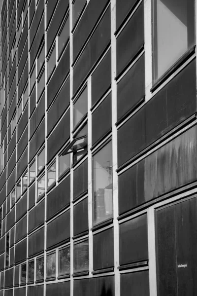 Eine Vertikale Graustufenaufnahme Eines Fensterfassadenrasters — Stockfoto