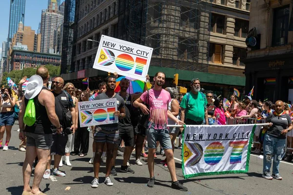 Lgbt Bayrakları Geçit Törenindeki Gösteri Işaretleriyle Dolu Bir Kalabalık — Stok fotoğraf