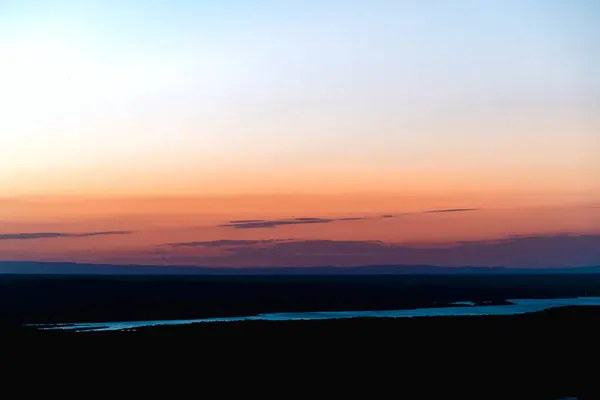 Eine Wunderschöne Landschaft Horizont Und Ein Fluss Bei Sonnenuntergang — Stockfoto