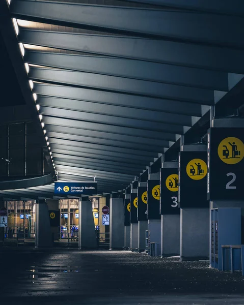 一个空荡荡的机场泊车位的垂直截图 — 图库照片