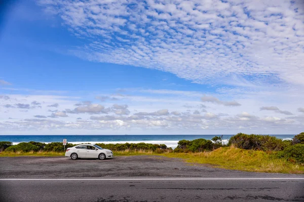 Egy Fehér Autó Ocean Road Roadside Melbourne Ausztrália — Stock Fotó