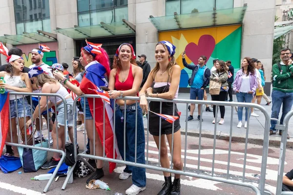 Wielki Tłum Świętujący Portorykańską Paradę Dnia 2022 Ulicach Nowego Jorku — Zdjęcie stockowe