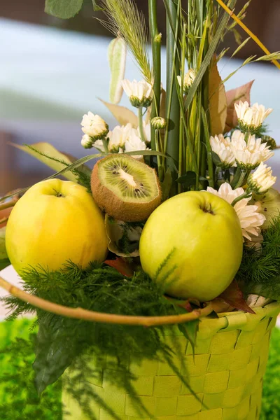 Dekoratif Bir Sepette Dikey Meyve Çiçek Çekimi — Stok fotoğraf