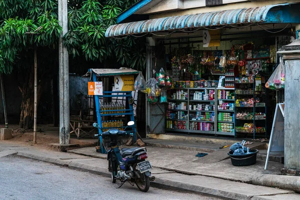 Una Vista Exterior Una Tienda General Con Ciclomotor Estacionado Hpa — Foto de Stock