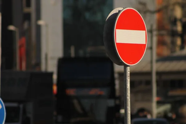 Μια Κόκκινη Πινακίδα Στοπ Στο Δρόμο — Φωτογραφία Αρχείου