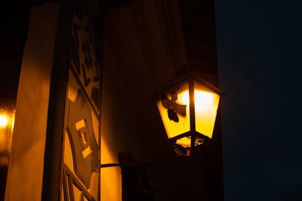 Vue Angle Bas Une Vieille Lanterne Illuminant Une Rue Sombre — Photo