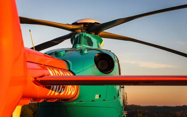 석양에 의료용 헬리콥터의 — 스톡 사진