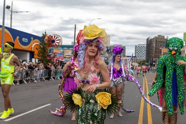 Las Grandes Multitudes Personas Las Calles Brooklyn Celebran 40º Desfile —  Fotos de Stock