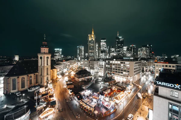 クリスマスの照明とフランクフルト市の空中ビュー — ストック写真