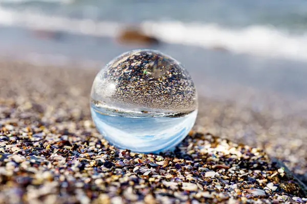 Una Palla Vetro Sulla Spiaggia Sabbia Con Riflesso — Foto Stock
